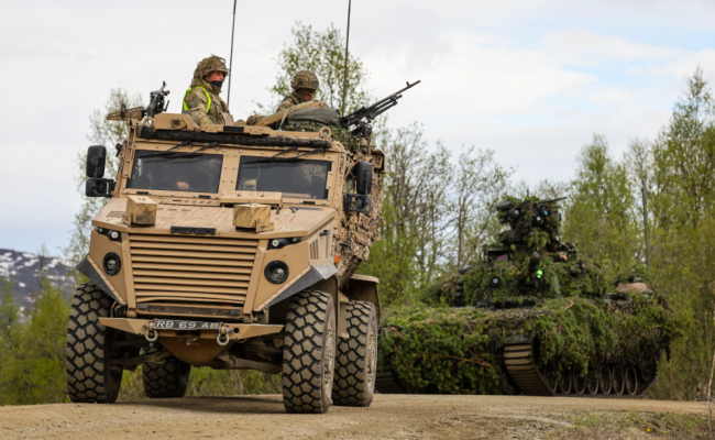 Nylig ble første del av skarpskytingsøvelsen Thunderbolt gjennomført i Indre Troms, og nå fortsetter øvingsaktiviteten i Finnmark. Her kjører et britisk militært kjøretøy, Foxhound, foran en norsk kampvogn av typen CV90 under treningen på Setermoen. (Foto: Joel Rouse/Storbritannias forsvarsdepartement)