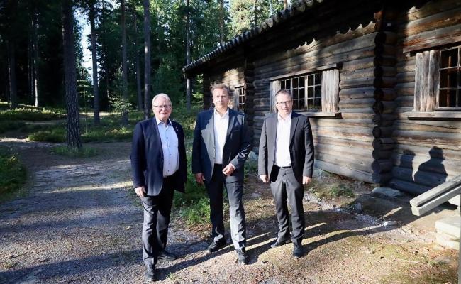 Torsdag var det finsk-svensk-norsk forsvarsministermøte i Loppi utenfor Helsinki. F.v.: Sveriges Peter Hultqvist (S), Finlands Antti Kaikkonen (C) og Norges Bjørn Arild Gram (Ap). (Foto: Emma Virkkunen/Finlands forsvarsministerium)
