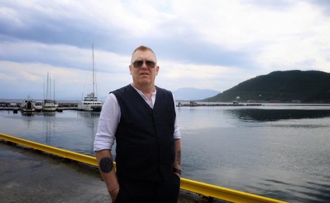 Jón Gnarr kan sette opp en alvorlig mine, men spøken og latteren er stadig rundt hjørnet. – Står man overfor en komplisert problemstilling, kan det ofte være nyttig å se på den i et humoristisk perspektiv, påpeker islendingen som blant annet er komiker og tidligere politiker. (Foto: Astri Edvardsen)