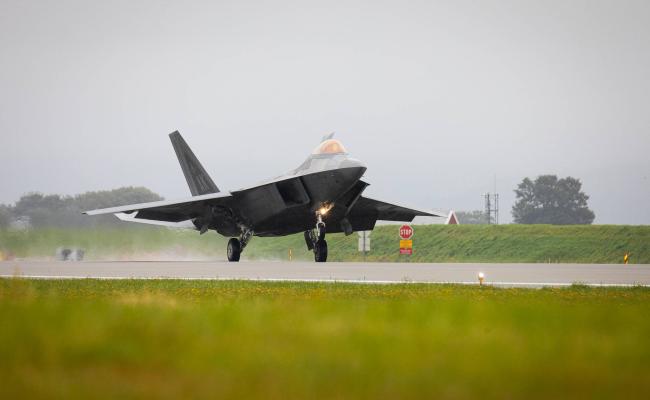 Et amerikansk F-22 Raptor jagerfly på Ørland flystasjon, som tjener som base for denne ukas øvingsaktivitet. (Foto: Ole Andreas Vekve/Forsvaret)