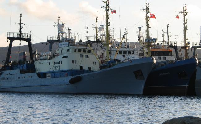 Russiske trålere til kai i Kirkenes, Øst-Finnmark. Russiske fiskefartøy skal framover fortsatt kunne anløpe havner i denne grensebyen, samt i Båtsfjord på nordsiden av Varangerhalvøya og i den nordnorske storbyen Tromsø. (Foto: Jechstra) Russiske trålere i Kirkenes