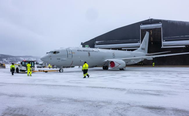 Et av de nye maritime patruljeflyene av typen P-8A Poseidon på Evenes flystasjon, nord i Nordland fylke. Norge har bestilt fem av disse fra USA. (Foto: Philip Linder/Forsvaret) maritime patruljefly