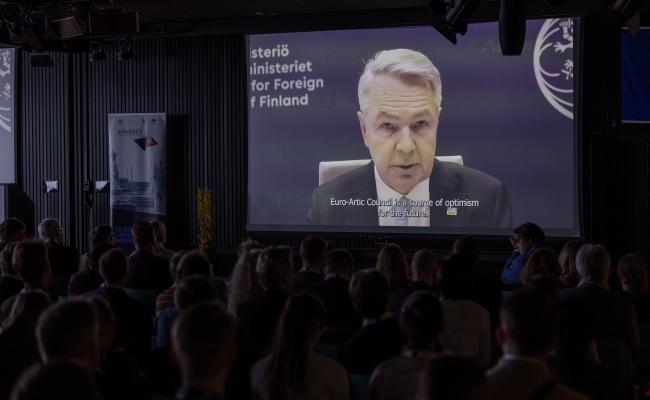 Finlands utenriksminister Pekka Haavisto (De Grønne) deltok digitalt på Kirkeneskonferansen. (Foto: Barentssekretariatet)