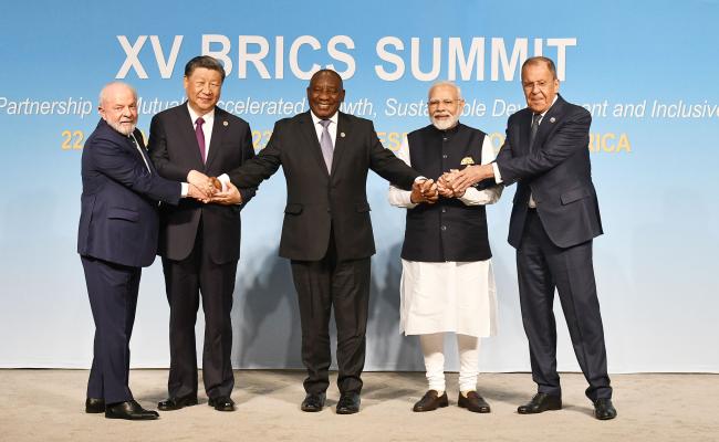 Russland, her representert ved utenriksminister Sergei Lavrov, strekker ut hendene til BRICS-landene for samspill i en rekke sfærer og deler av verden – ikke minst i Arktis. Her er Lavrov på BRICS-toppmøtet i Sør-Afrika sist onsdag med samarbeidsformatets statsledere: (f.v.) Brasils president Lula da Silva, Kinas president Xi Jinping, Sør-Afrikas president Cyril Ramaphosa og Indias statsminister Narendra Modi. (Foto: GCIS) Lavrov og statslederne på toppmøte i BRICS