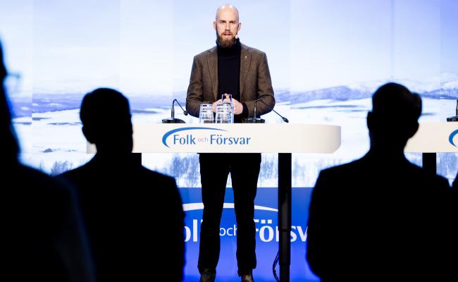 – Jeg forsøker å åpne en dør som ikke sjelden er blokkert og belemret med livets hverdagskrav. En dør til et rom som møter oss med spørsmålet: Hvem er du hvis krigen kommer? sa Sveriges sivilforsvarsminister Carl-Oskar Bohlin på konferansen Folk och Försvar. (Foto: Ninni Andersson/Regeringskansliet)