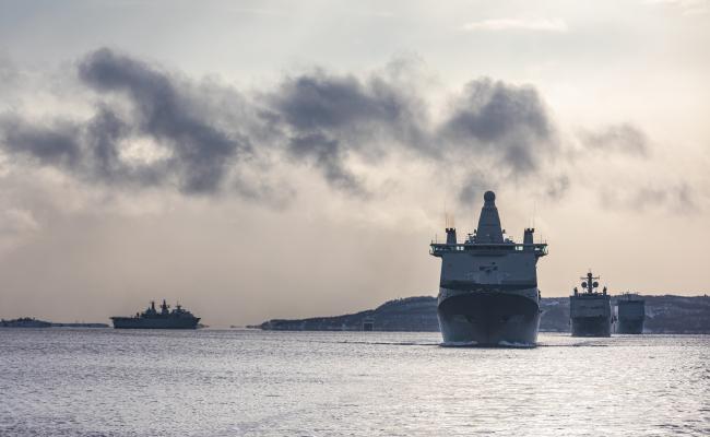 – Nordic Response vil bli en viktig milepæl innenfor videre nordisk integrasjon, og for vår nye regionplan for nordvest, framholdt lederen for Natos militærkomité, admiral Rob Bauer, i høst. Her seiler allierte fartøy i formasjon utenfor kysten av Nord-Norge under de integrerte øvelsene Joint Warrior og Joint Viking i 2023. (Foto: Odin Kjendalen/Forsvaret)