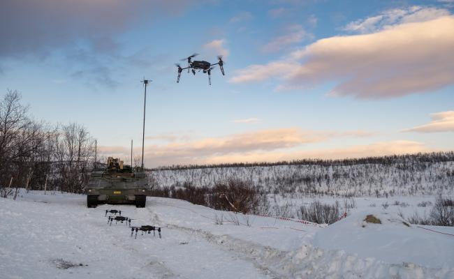 En dronesverm styres fra en CV90 kampvogn i Finnmark under den store militærøvelsen Nordic Response i mars. Disse kapasitetene opereres her av styrker i Morgendagens kampenhet ved Hærens våpenskole, som samarbeider tett med Forsvarets forskningsinstitutt. Framover vil instituttet etablere innovasjonsvirksomhet i Nord-Norge. (Foto: Ole-Sverre Haugli/Forsvaret)