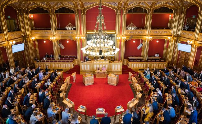 Gjennom behandlingen i Stortinget er det oppnådd et bredt politisk forlik omkring ny langtidsplan for forsvarssektoren i perioden 2025-2036. Tirsdag ble planen vedtatt av Stortinget i plenum, med en total forsvarsramme på 1635 milliarder kroner. Forlikspartiene Ap, H, Sp, FrP, SV, R, V, KrF og MDG understreker viktigheten av denne enigheten, og av deres felles forpliktelse til å realisere planen. (Foto: Peter Mydske/Stortinget) Gjennom behandlingen i Stortinget er det oppnådd et bredt politisk forlik omkring ny langtidsplan for forsvarssektoren i perioden 2025-2036. Tirsdag ble planen vedtatt av Stortinget i plenum, med en total forsvarsramme på 1635 milliarder kroner. Forlikspartiene Ap, H, Sp, FrP, SV, R, V, KrF og MDG understreker viktigheten av denne enigheten, og av deres felles forpliktelse til å realisere planen. (Foto: Peter Mydske/Stortinget)
