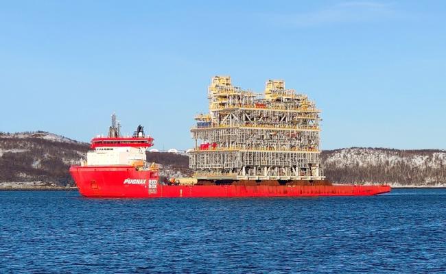 Red Box vessel Pugnax delivering a module to Novatek’s construction yard earlier this year. (Source: Belokamenka on VK) Pugnax Belokamenka