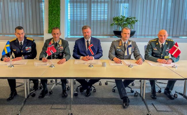 Signerte viktig avtale: Sveriges forsvarssjef, general Michael Bydén; Norges forsvarssjef, general Eirik Kristoffersen; Islands forsvarssjef Jónas Allansson; Finlands forsvarssjef, general Janne Jaakkola – og Danmarks forsvarssjef, general Michael Wiggers Hyldgaard. (Foto: Det danske forsvaret) Signerte viktig avtale: Sveriges forsvarssjef, general Michael Bydén; Norges forsvarssjef, general Eirik Kristoffersen; Islands forsvarssjef Jónas Allansson; Finlands forsvarssjef, general Janne Jaakkola – og Danmarks forsvarssjef, general Michael Wiggers Hyldgaard. (Foto: Det danske forsvaret)