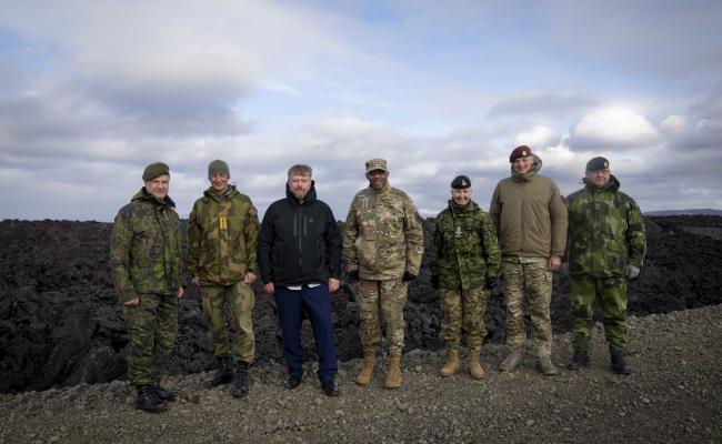 Samlet på Island (f.v.): Finlands forsvarssjef, general Janne Jaakkola; Norges forsvarssjef, general Eirik Kristoffersen; Islands forsvarssjef Jónas Allansson; USAs forsvarssjef, general Charles Q. Brown Jr.; Canadas forsvarssjef, general Jennie Carignan; Danmarks forsvarssjef, general Michael Wiggers Hyldgaard – og Sveriges forsvarssjef, general Michael Claesson. (Foto: Benjamin D. Applebaum/USAs forsvarsdepartement) Samlet på Island (f.v.): Finlands forsvarssjef, general Janne Jaakkola; Norges forsvarssjef, general Eirik Kristoffersen; Islands forsvarssjef Jónas Allansson; USAs forsvarssjef, general Charles Q. Brown Jr.; Canadas forsvarssjef, general Jennie Carignan; Danmarks forsvarssjef, general Michael Wiggers Hyldgaard – og Sveriges forsvarssjef, general Michael Claesson. (Foto: Benjamin D. Applebaum/USAs forsvarsdepartement)