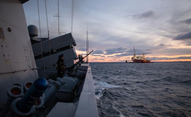 Norge og Tyskland vil utvide Natos innsats for å beskytte kritisk undersjøisk infrastruktur. Her patruljeres oljefeltet Goliat i Barentshavet av den norske fregatten KNM Fridtjof Nansen. Nordvest for dette ligger gassfeltet Snøhvit, som har en 143 kilometer lang rørledning til LNG-anlegget på Melkøya utenfor Hammerfest. Derfra eksporteres gass til Europa. (Foto: Ørjan Andreassen/Forsvaret) Norge og Tyskland vil utvide Natos innsats for å beskytte kritisk undersjøisk infrastruktur. Her patruljeres oljefeltet Goliat i Barentshavet av den norske fregatten KNM Fridtjof Nansen. Nordvest for dette ligger gassfeltet Snøhvit, som har en 143 kilometer lang rørledning til LNG-anlegget på Melkøya utenfor Hammerfest. Derfra eksporteres gass til Europa. (Foto: Ørjan Andreassen/Forsvaret)