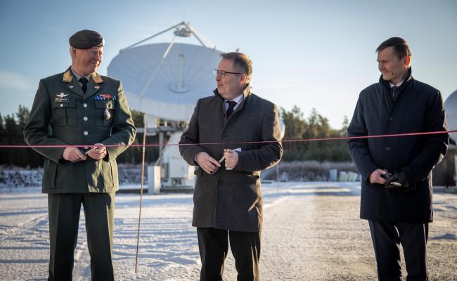 Norges største satellittprogram, Arctic Satellite Broadband Mission, er nå i operativ drift hos Forsvaret. Her markeres begivenheten ved Eggemoen satellittstasjon i Sør-Norge av Cyberforsvarets sjef, brigader Halvor Johansen, forsvarsminister Bjørn Arild Gram og Space Norways nestleder Dag Stølan. (Foto: Anette Ask/Forsvaret) Norges største satellittprogram, Arctic Satellite Broadband Mission, er nå i operativ drift hos Forsvaret. Her markeres begivenheten ved Eggemoen satellittstasjon i Sør-Norge av Cyberforsvarets sjef, brigader Halvor Johansen, forsvarsminister Bjørn Arild Gram og Space Norways nestleder Dag Stølan. (Foto: Anette Ask/Forsvaret)