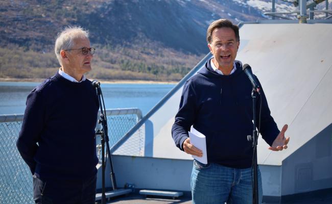 Den sikkerhetspolitiske situasjonen i nord og nordområdenes strategiske betydning var hovedtema da Natos generalsekretær Mark Rutte og hans team gjestet KV Svalbard i Ramsund med statsminister Jonas Gahr Støre som vert. Dette kystvaktfartøyet har isbryterkapasitet og ferdes mye i havområdene ved Svalbard og opp mot Nordpolen. (Foto: Astri Edvardsen) Den sikkerhetspolitiske situasjonen i nord og nordområdenes strategiske betydning var hovedtema da Natos generalsekretær Mark Rutte og hans team gjestet KV Svalbard i Ramsund med statsminister Jonas Gahr Støre som vert. Dette kystvaktfartøyet har isbryterkapasitet og ferdes mye i havområdene ved Svalbard og opp mot Nordpolen. (Foto: Astri Edvardsen)