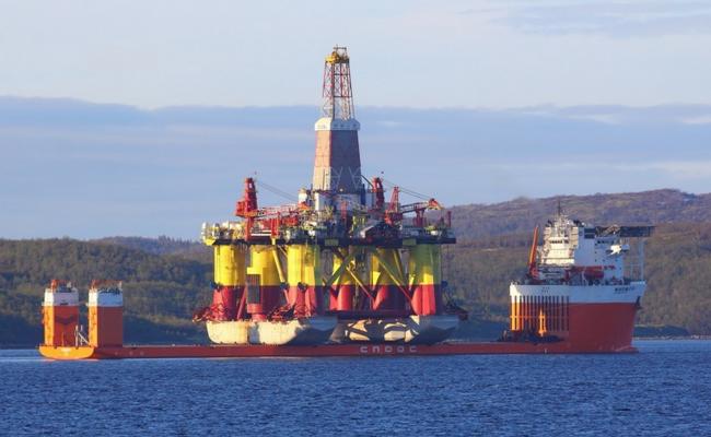 Semi-submersible drilling rig Nan Hai Ba Hao aboard heavy load carrier Hai Yang Shi You 278 near Murmansk. (Source: Rosmorport) Nan-Hai-Ba-Hao-at-Murmansk